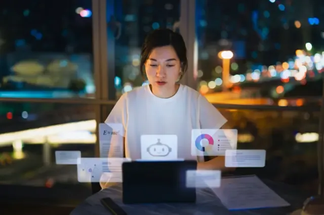 Jovem empresária usa assistente virtual de Inteligência Artificial para auxiliar no seu trabalho