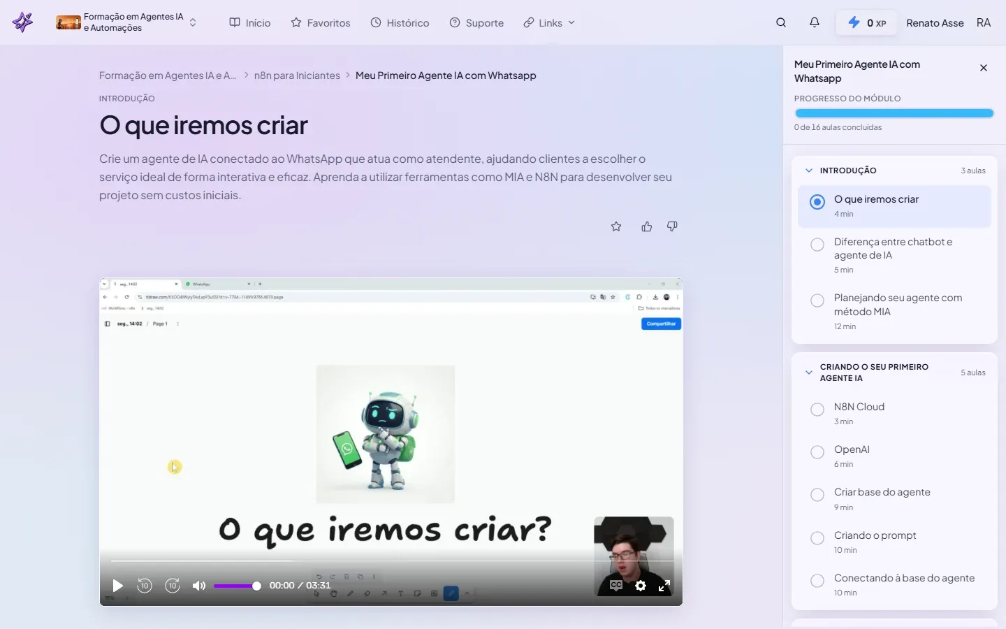 Capa do módulo Primeiro Agente IA com WhatsApp no n8n, mostrando a primeira aula em destaque e o índice das 16 aulas à direita.